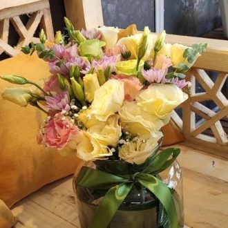 گل فروشی اطراف سالن زیبایی آب و آینه محله جنت آباد تهران